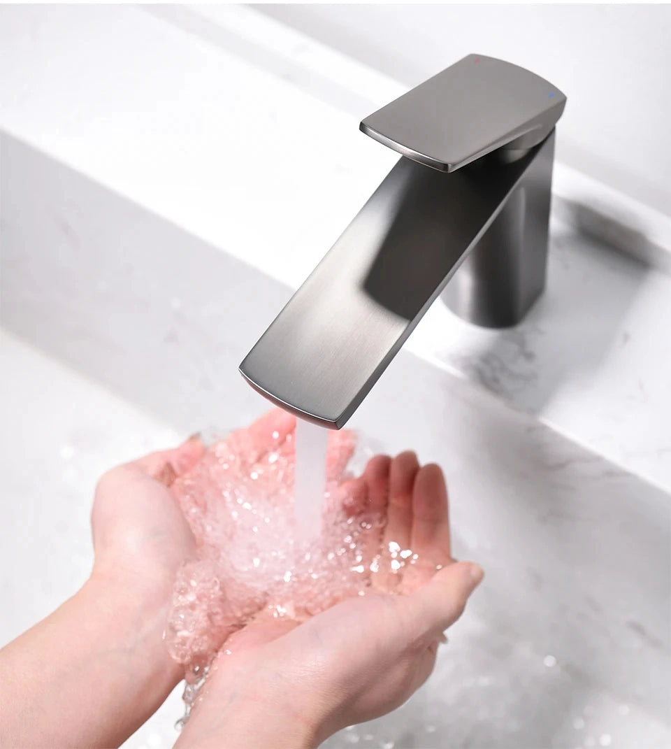 Mitigeur lavabo gris métallisé design LINEA 15,5cm