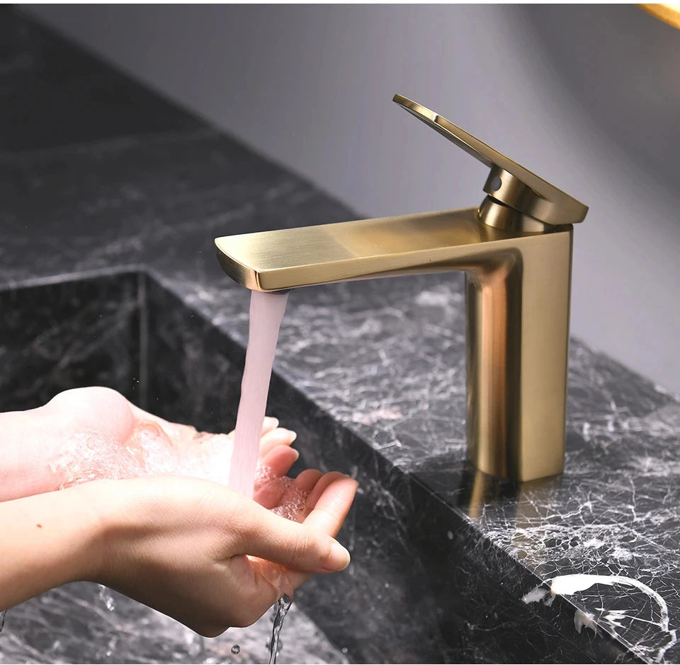 Mitigeur lavabo doré design LINEA 15,5cm